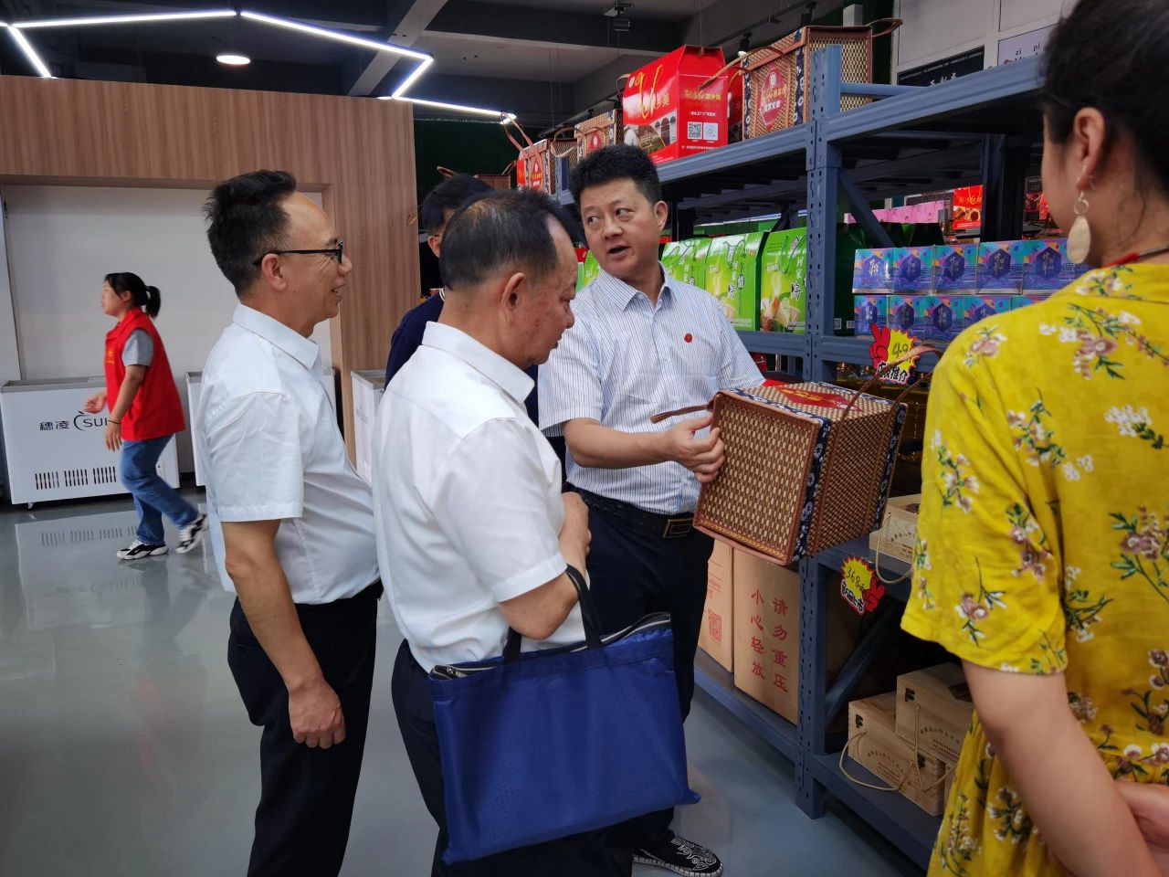 市人大羅早林主任陪同農業農村部鄉村振興專家一行到邵陽紅出貨倉-天香生物產業園考察指導