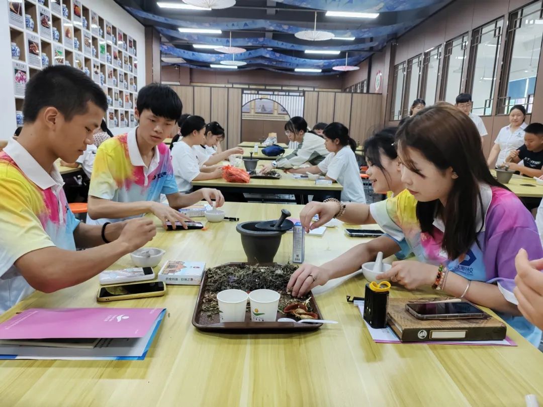 湖南九味中醫藥研學實踐教育基地迎來了一場別開生面的研學實踐活動