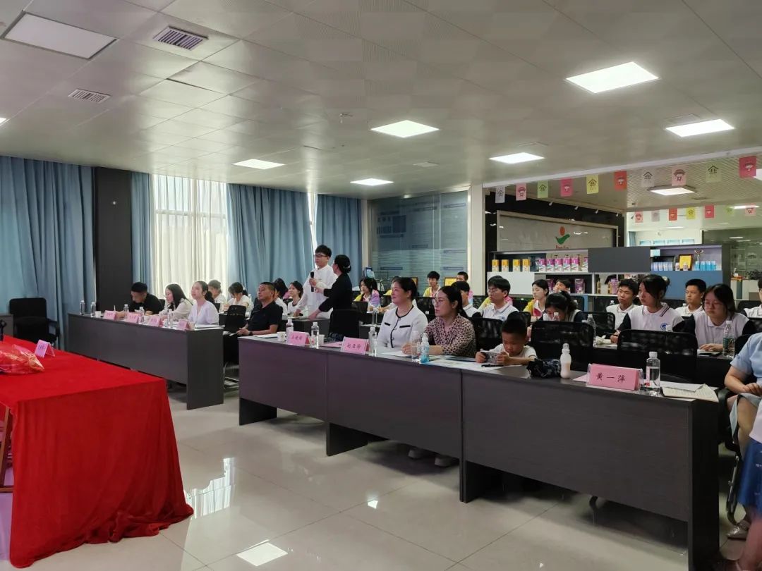 湖南九味中醫藥研學實踐教育基地迎來了一場別開生面的研學實踐活動