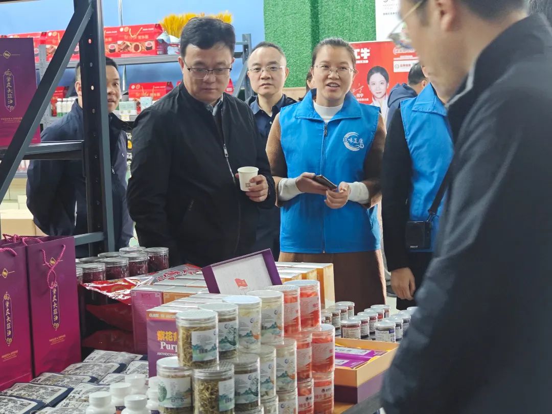 印尼棉蘭東方之星總經(jīng)理王聯(lián)興一行蒞臨天香生物公司進(jìn)行考察交流